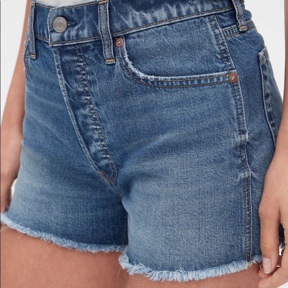 GAP Medium Wash Raw Hem Denim Cheeky Jean Shorts, size 4/27T - Picture 2 of 11